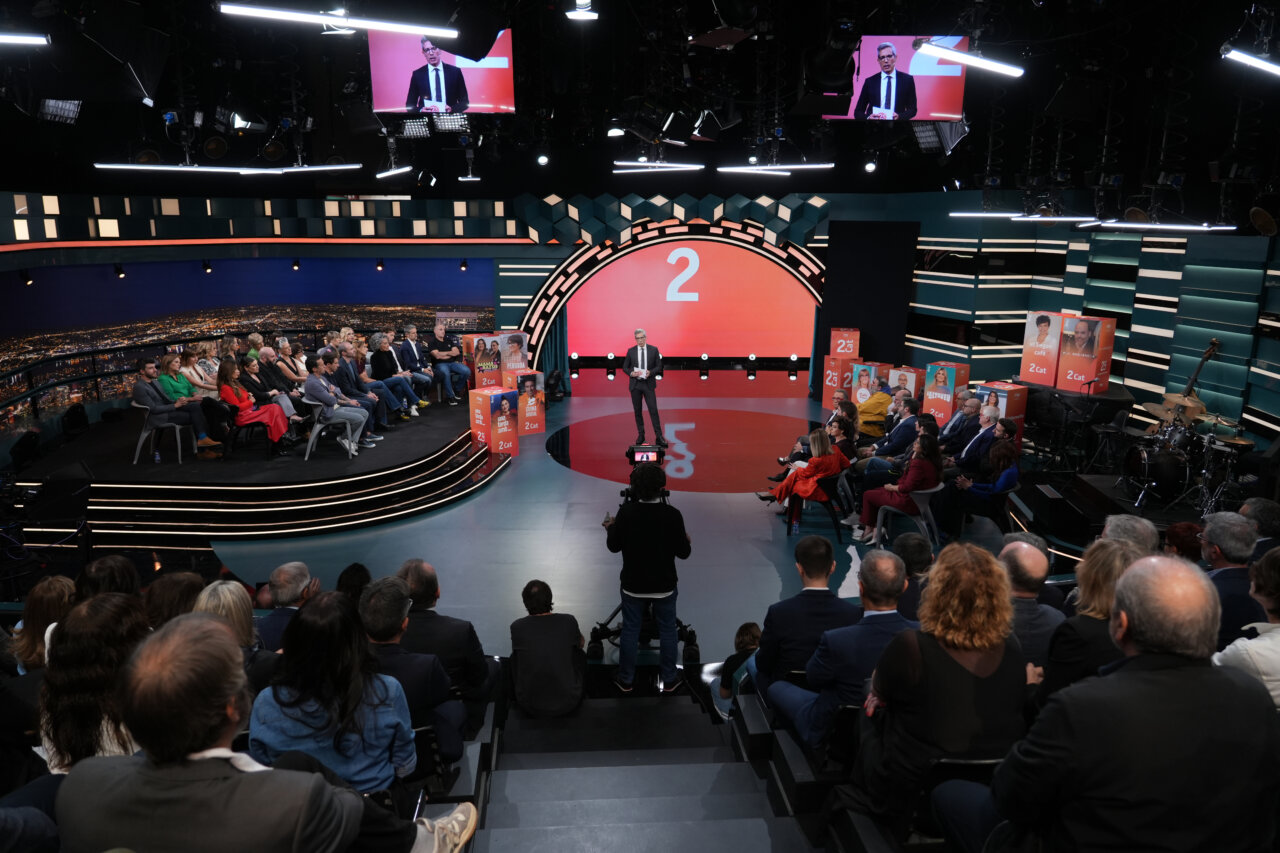 Presentació del nou canal 2Cat amb públic i presentador.