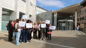 Concentració contra la posada en llibertat de l'home acusat de violar la seva filla a Lleida (Alba Mor, ACN)