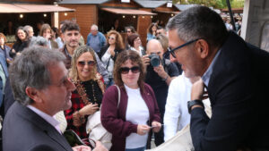 El conseller d'Empresa i Treball, Miquel Sàmper, saludant l'alcalde de Batea, Joaquim Paladella, a la festa del Vi de Gandesa (Jordi Marsal, ACN)
