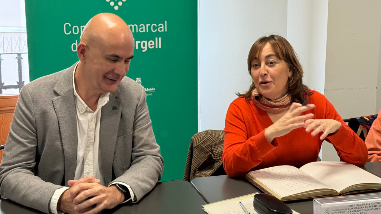 La consellera de Territori, Sílvia Paneque, amb el president del Consell Comarcal del Pla d'Urgell, Carles Palau (Marta Lluvich, ACN)
