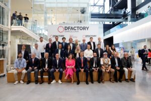 Pedro Sánchez y otros asistentes en DFactory Barcelona durante la BNEW 2025.