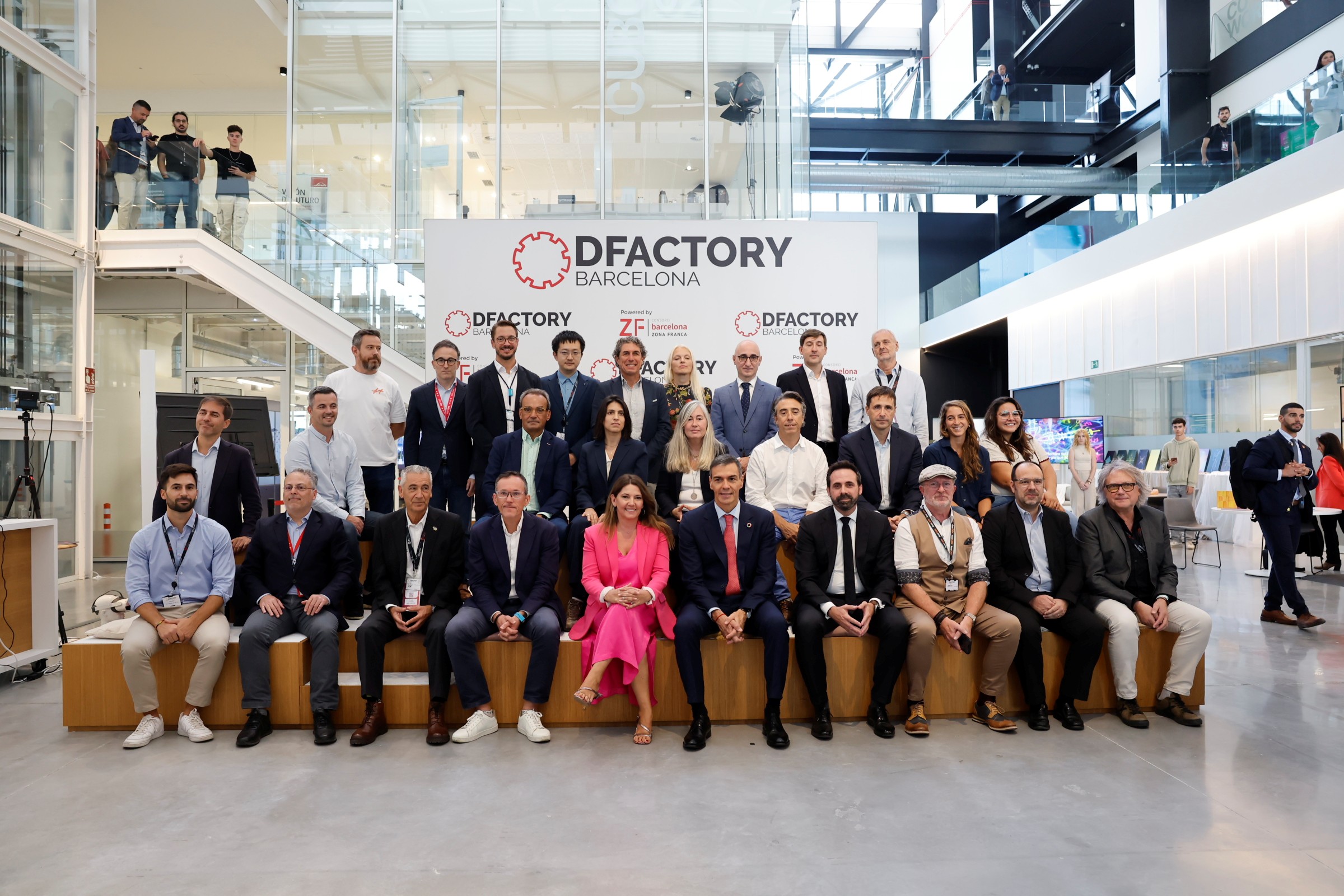 Pedro Sánchez y otros asistentes en DFactory Barcelona durante la BNEW 2025.