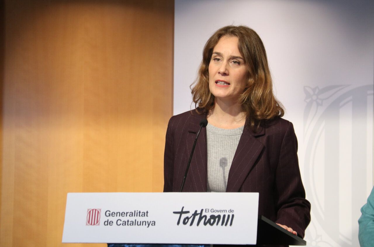 Jéssica Albiach parlant en una roda de premsa al Parlament de Catalunya.