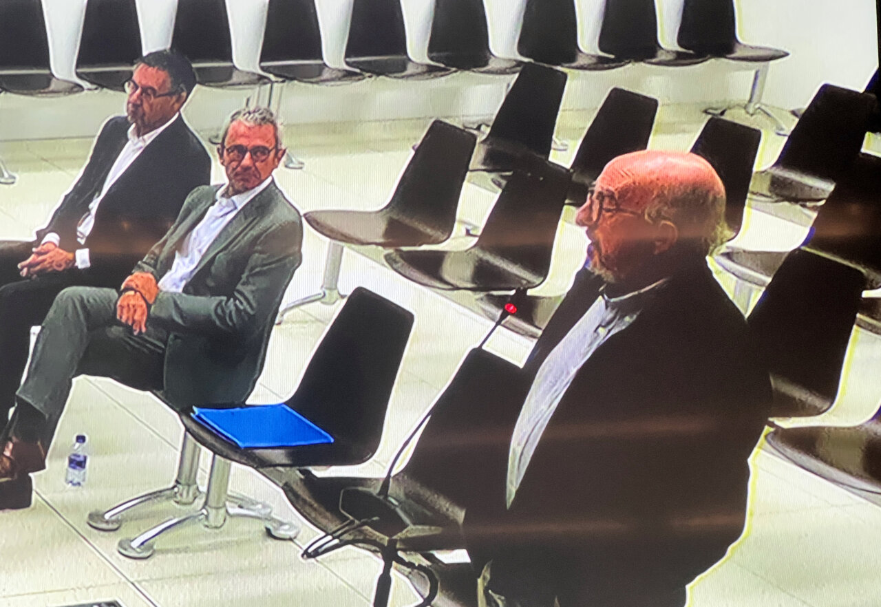 Imatge del judici de Josep Maria Bartomeu i Jaume Roures amb tres persones assegudes.