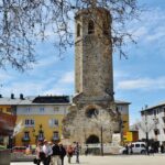 Vista de la torre de Puigcerdà amb gent passejant al voltant.