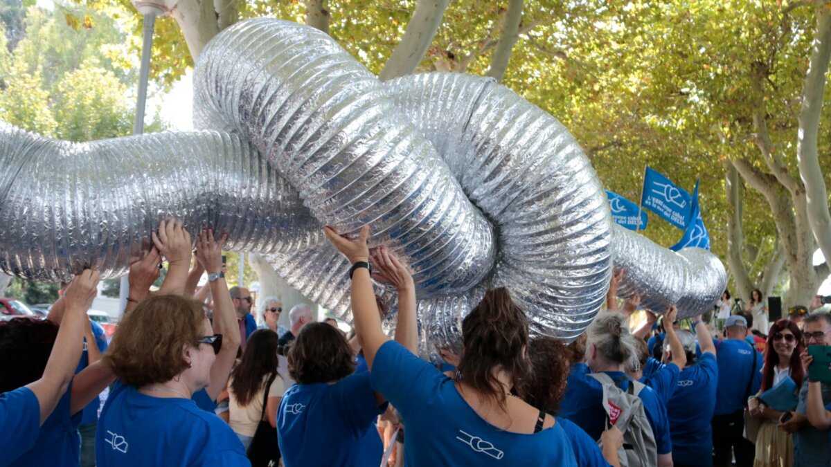 L'emblemàtic nus símbol de la PDE ha estat transportat fins a l'escenari de la festa dels 25 anys de la plataforma (Ariadna Escoda, ACN)