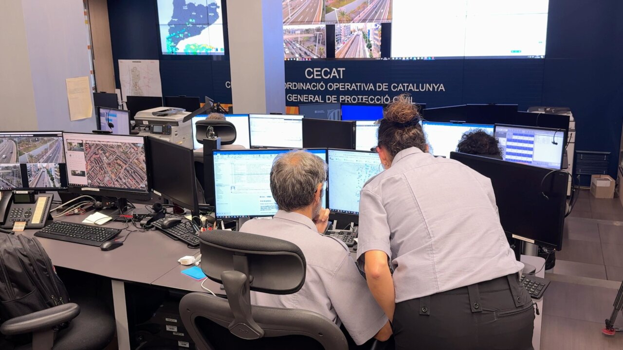 Membres de Protecció Civil consultant les previsions al Centre d'Emergències de Catalunya (Àlex Recolons, ACN)