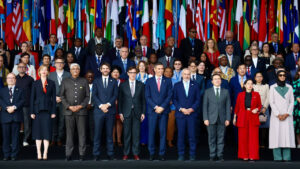 Grupo de presidentes y ministros en el evento Mondiacult 2025 con banderas de fondo.