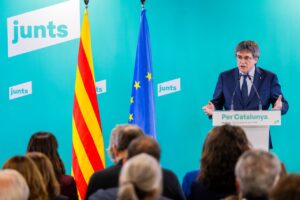 Puigdemont parlant davant de la bandera catalana i europea.