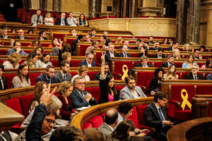 Votació al Parlament sobre la moció d'immigració amb diputats al fons.